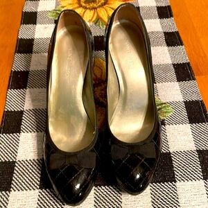 Nine West quilted patent leather with bows platform heels